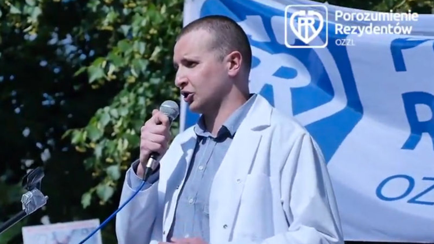 Dr Damian Patecki, wiceprzewodniczący Porozumienia Rezydentów OZZL podczas manifestacji w Warszawie w czerwcu 2016 r.