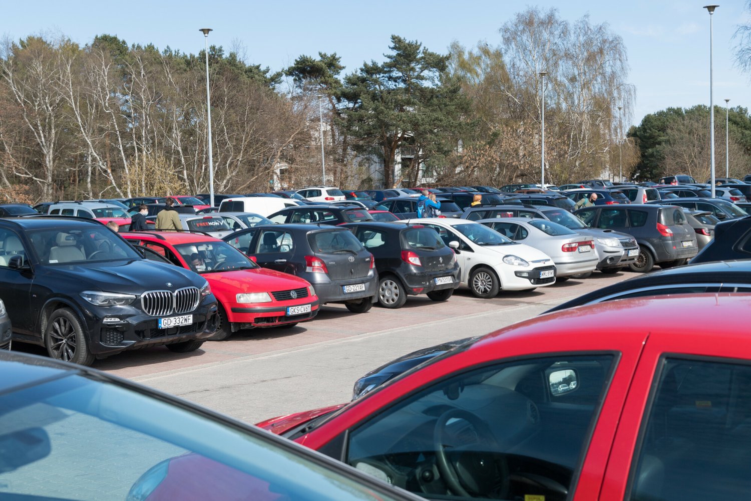 Złodziej zasnął w samochodzie. Był poszukiwany przez policję.