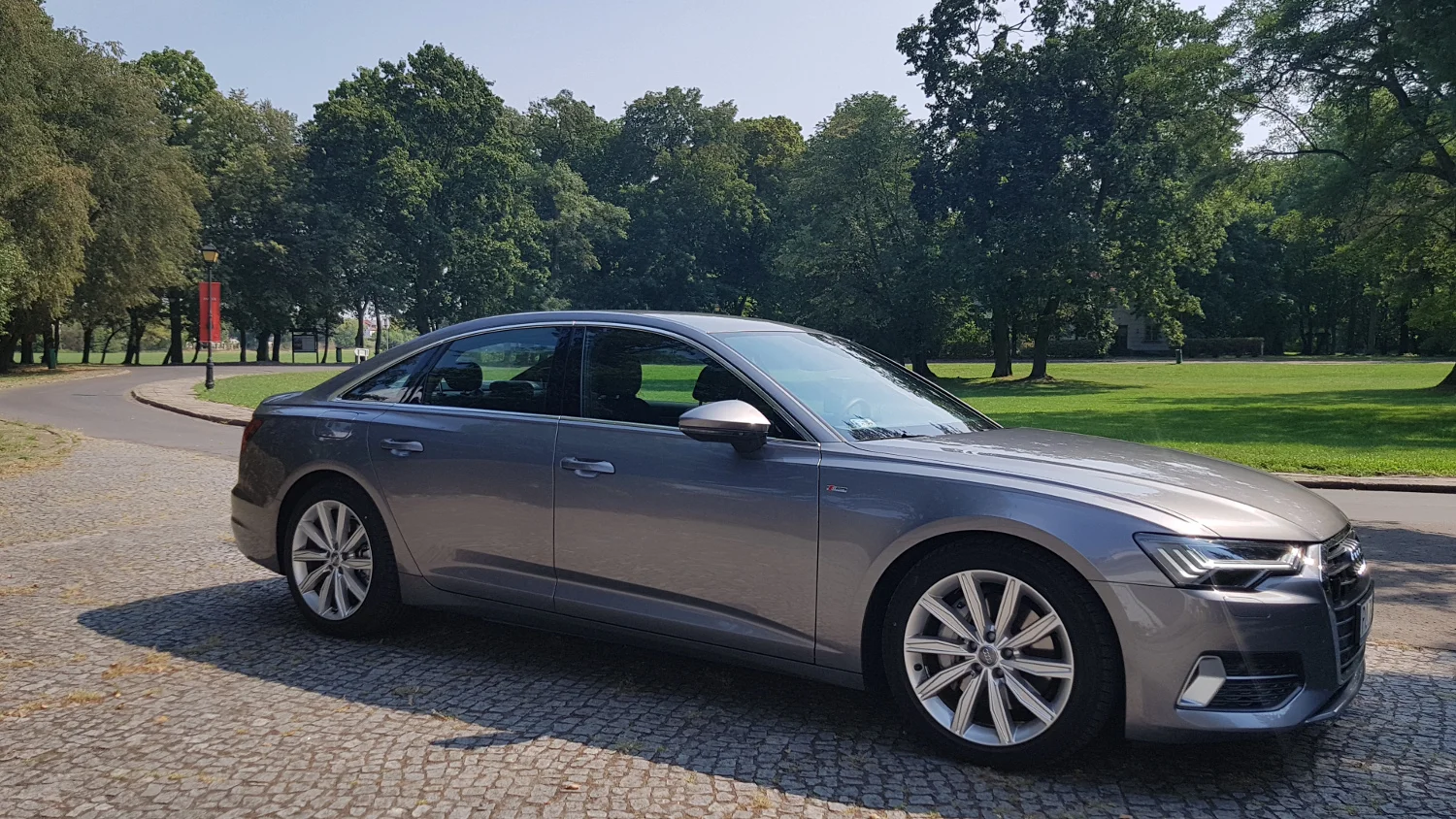 A6 5.0 TDI to zdecydowanie nie jest limuzyna dla każdego. Samochód kosztuje majątek, ale w zamian zapewnia wielką frajdę z jazdy.