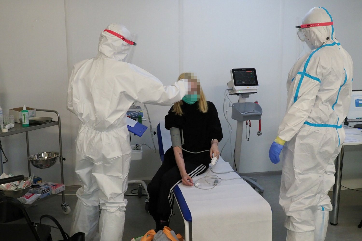 Chorzy w jednym z wrocławskich szpitali utrudniają jego pracę, gdyż nie pozwalają się leczyć na COVID-19.