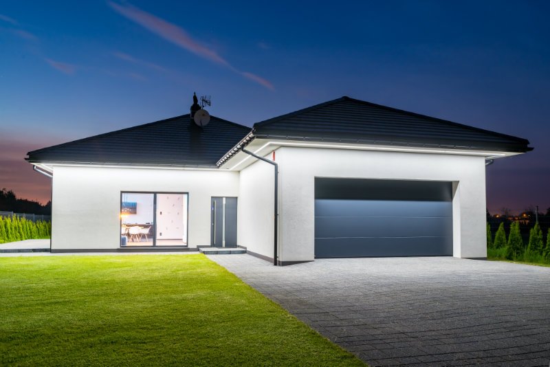 Okna, rolety, drzwi, bramy garażowe - instalację warto zlecić jednej firmie