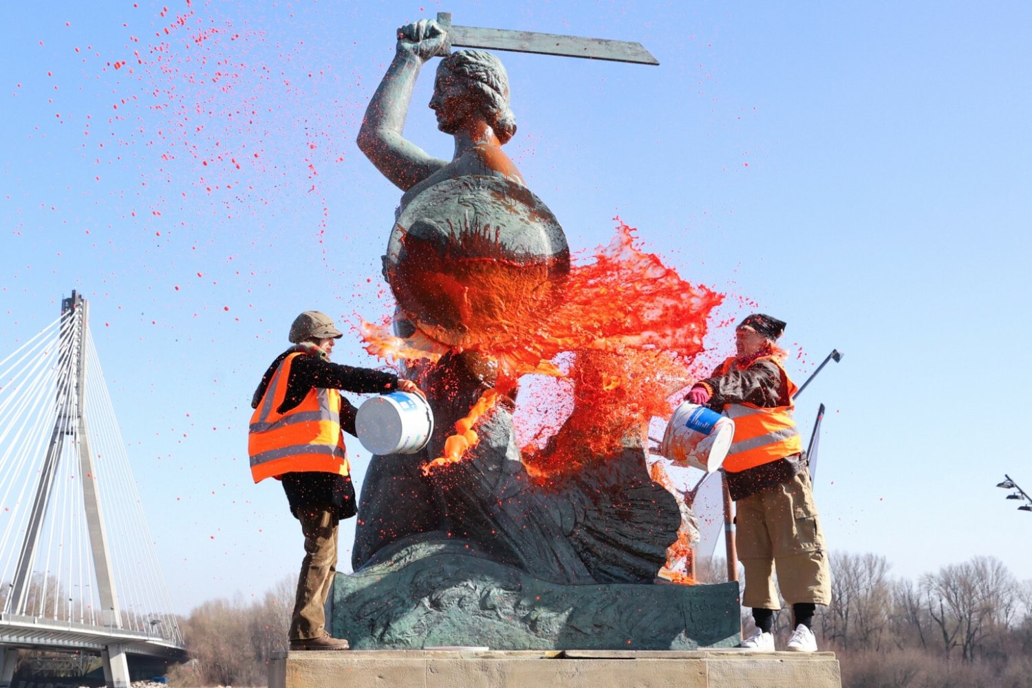 Warszawa. Aktywiści klimatyczni zdewastowali Syrenę nad Wisłą.