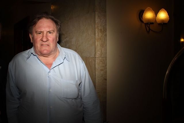 Depardieu zaczyna swój dzień od butelki szampana.