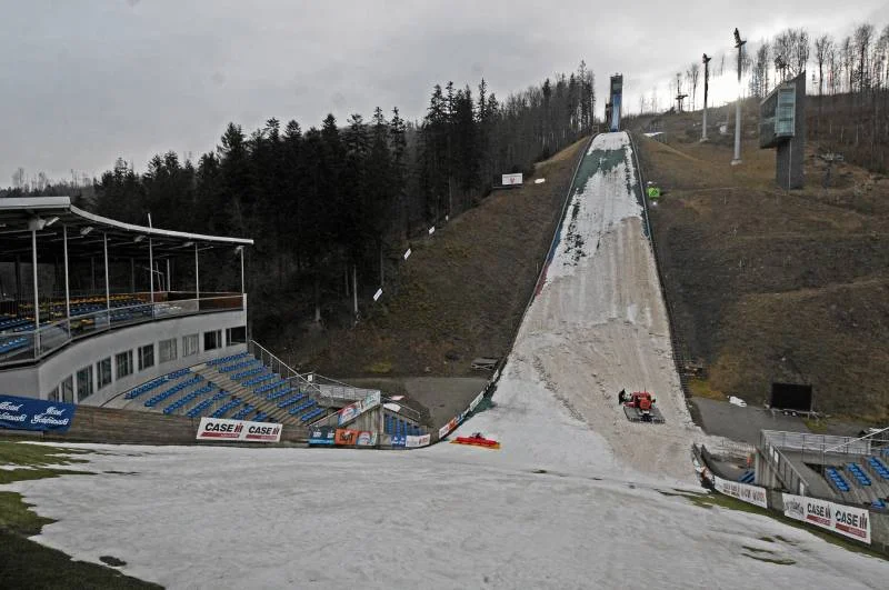 Na zeskoku wiślańskiej skoczni nadal zalega śnieg. Skocznia im. Adama Małysza w Wiśle przejdzie spory remont.