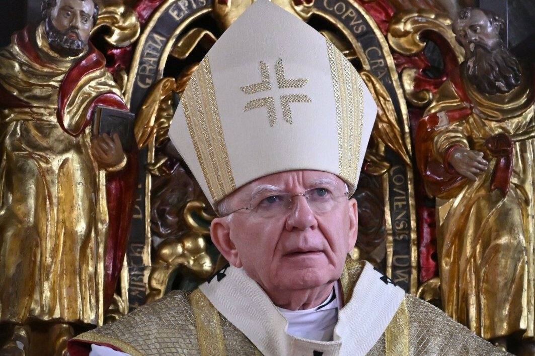 Jędraszewski odchodzi z przytupem. W tle awantura o wielkie pieniądze.