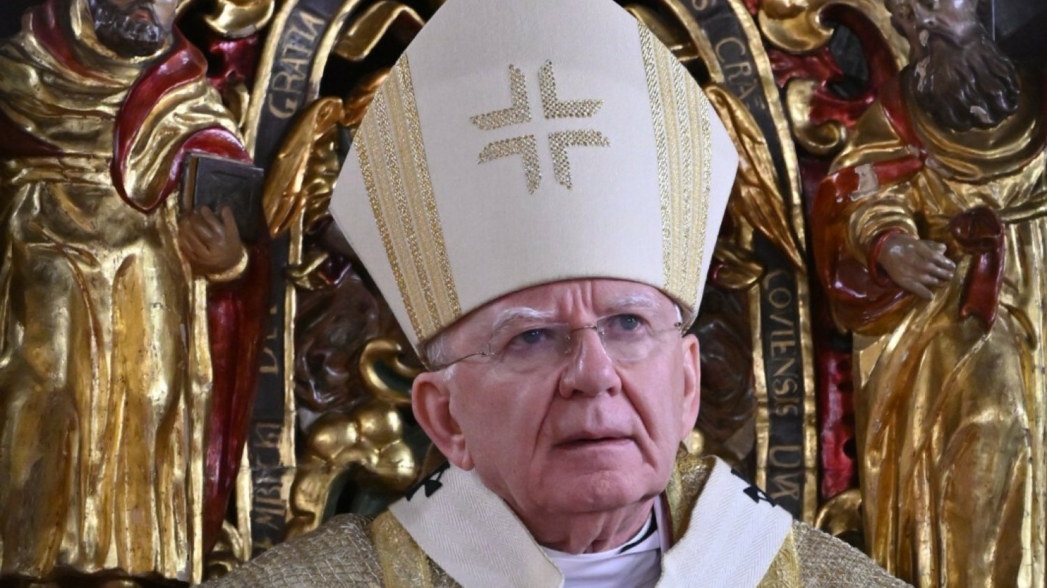Jędraszewski odchodzi z przytupem. W tle awantura o wielkie pieniądze.