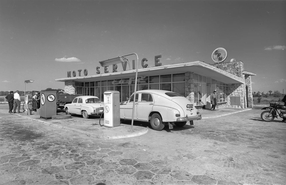Stacja benzynowa Centrali Produktów Naftowych w Jankach, między 1957 a 1965.
