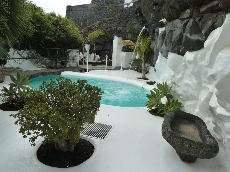 Wnętrze Fundacion, domu Cesara Manrique, przestrzeni mieszkalnej wewnątrz przestrzeni naturalnej.