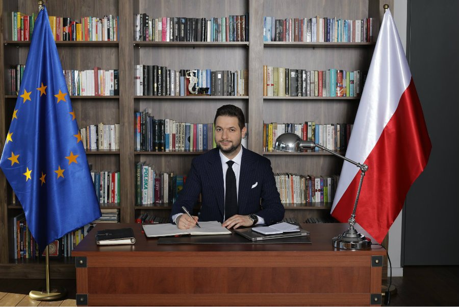 Internauci zauważyli, że coś jest nie tak z flagami na zdjęciu Patryka Jakiego.