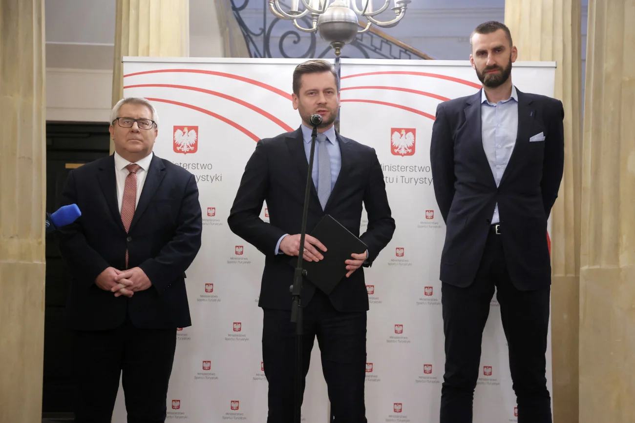 Ryszard Czarnecki, Kamil Bortniczuk i Marcin Możdżonek - podczas briefingu prasowego o Społecznej Radzie Sportu.