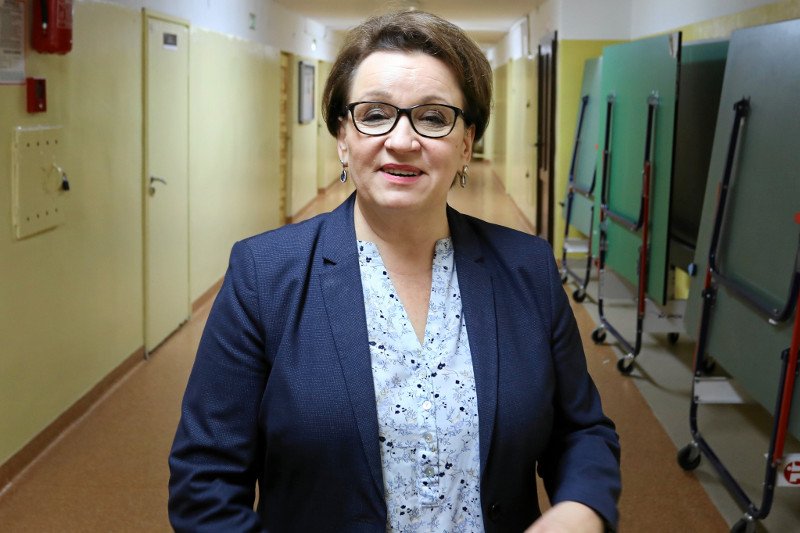 Minister Zalewska z pewnością była zadowolona z wagi tornistrów, bo nie było w nich podręczników.