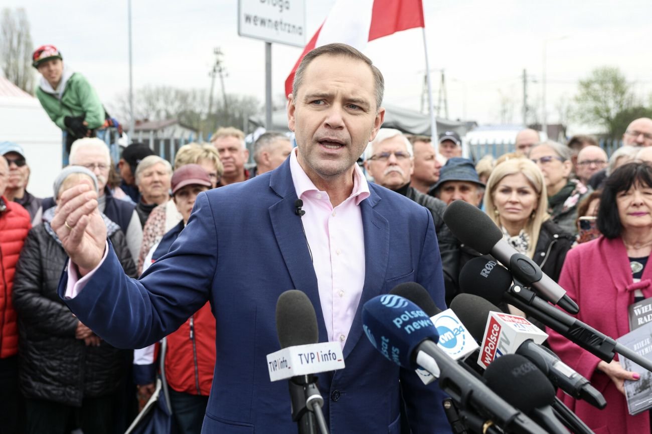 Okrzyki na konferencji prasowej Nawrockiego. "Precz z TVN, precz z komuną".