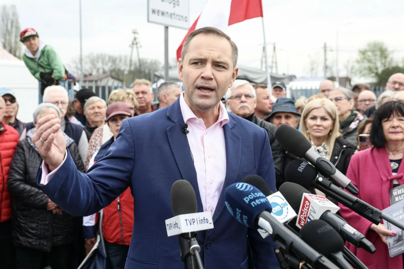 Okrzyki na konferencji prasowej Nawrockiego. "Precz z TVN, precz z komuną".