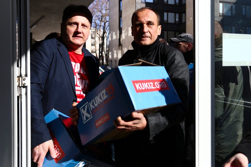 Paweł Kukiz znika z wyszukiwarki Google i żąda wyjaśnień, jak to się stało.