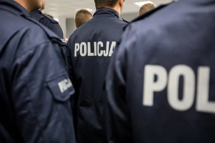 W Gdańsku na jeden z komisariatów policji przyjechała kobieta, która w samochodzie wiozła dwumiesięczne, nieoddychające dziecko.