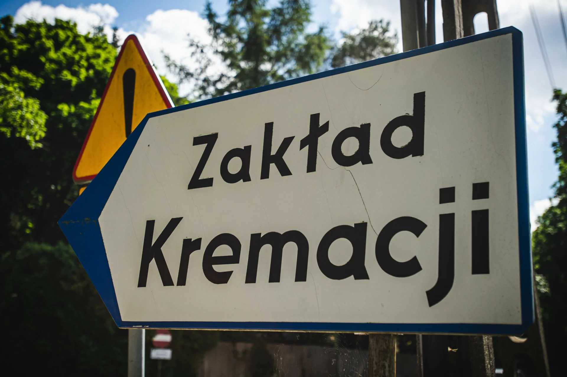 Na zdjęciu znak prowadzący o zakładu kremacji zwłok