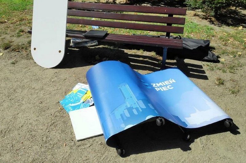 Agresywny rowerzysta zniszczył stoisko "Zmień piec".