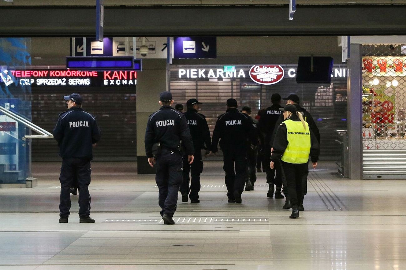 Poszukiwania policyjne w na dworcu w Krakowie.