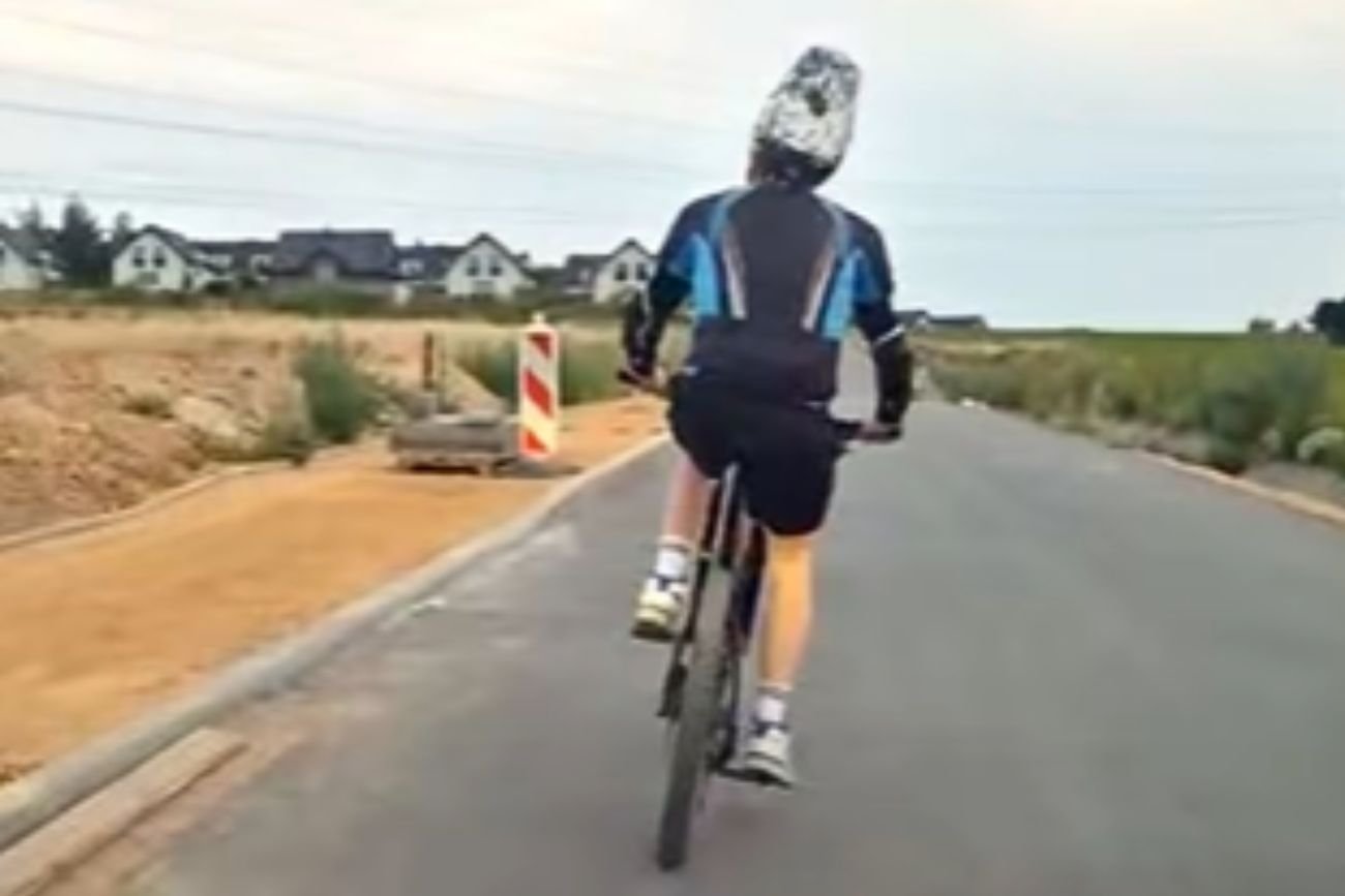 Agresywny rowerzysta blokował drogę i atakował kierowcę. Lawina reakcji pod nagraniem