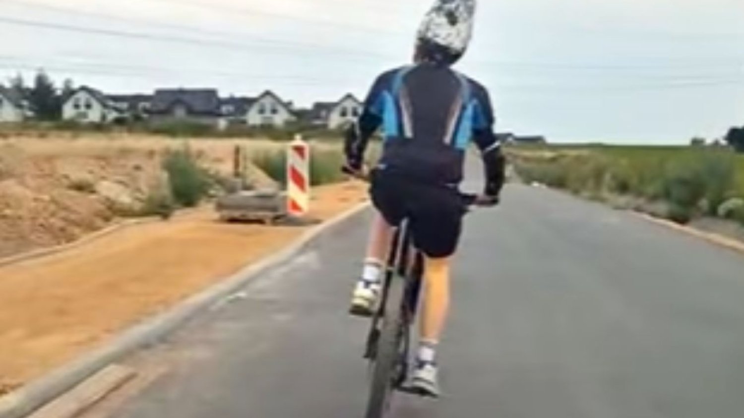 Agresywny rowerzysta blokował drogę kierowcy. Groźna sytuacja w Małopolsce.