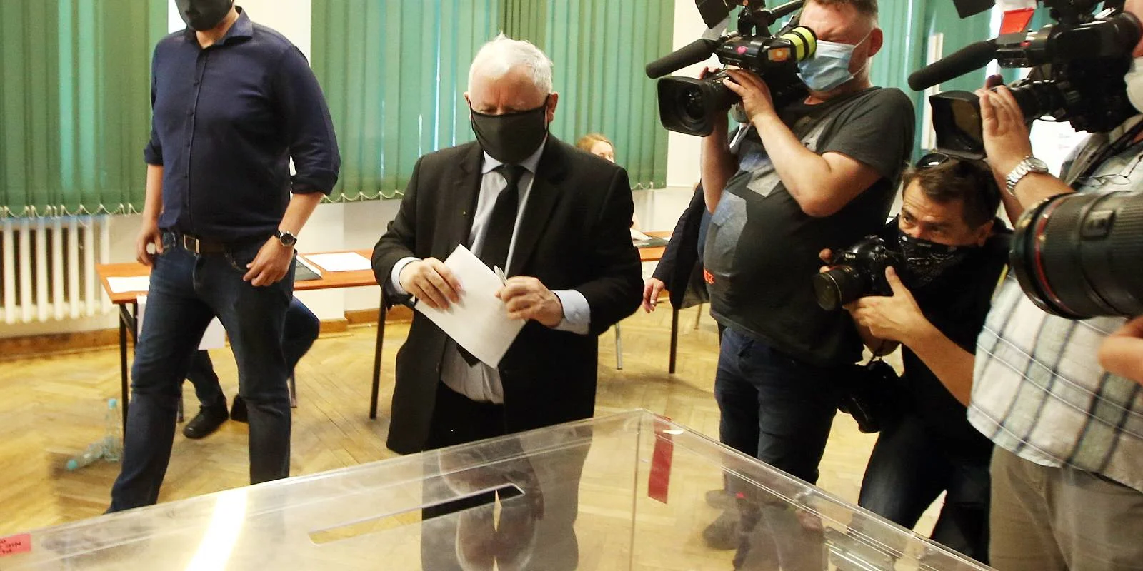 Czy w 2021 roku może dojść do skrócenia kadencji Sejmu i zarządzenia przedterminowych wyborów parlamentarnych? Na zdjęciu wicepremier i prezes PiS Jarosław Kaczyński podczas głosowania w wyborach.