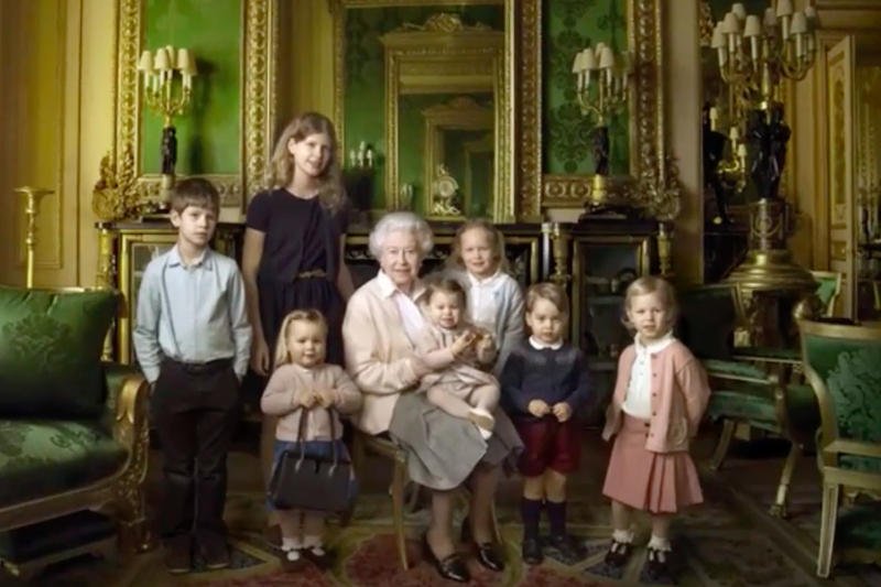 Królowa Elżbieta ze swoimi prawnukami.