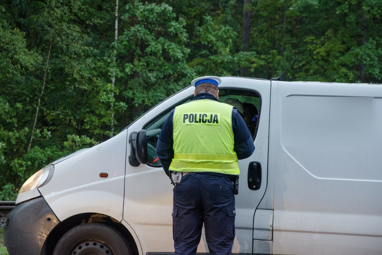 O białym busie było głośno kilka lat temu. Policja prostowała, że nie jeździ po Polsce i nie porywa dzieci. To był fake news. (zdjęcie ilustracyjne)