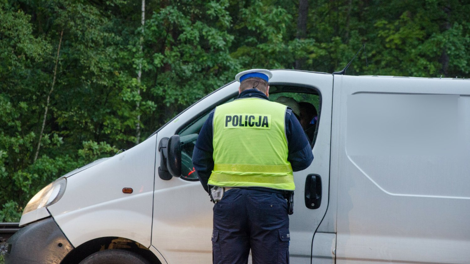 O białym busie było głośno kilka lat temu. Policja prostowała, że nie jeździ po Polsce i nie porywa dzieci. To był fake news. (zdjęcie ilustracyjne)