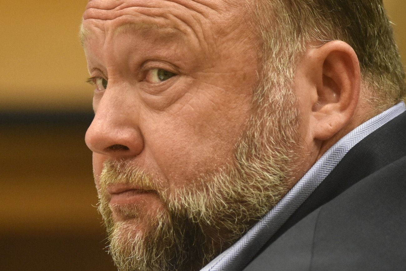 Prawie miliard dolarów kary. Tyle zapłaci król fake newsów za negowanie masakry w szkole podstawowej