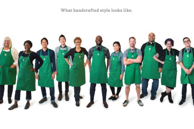 Starbucks poluzował zasady ubioru swoich pracowników.