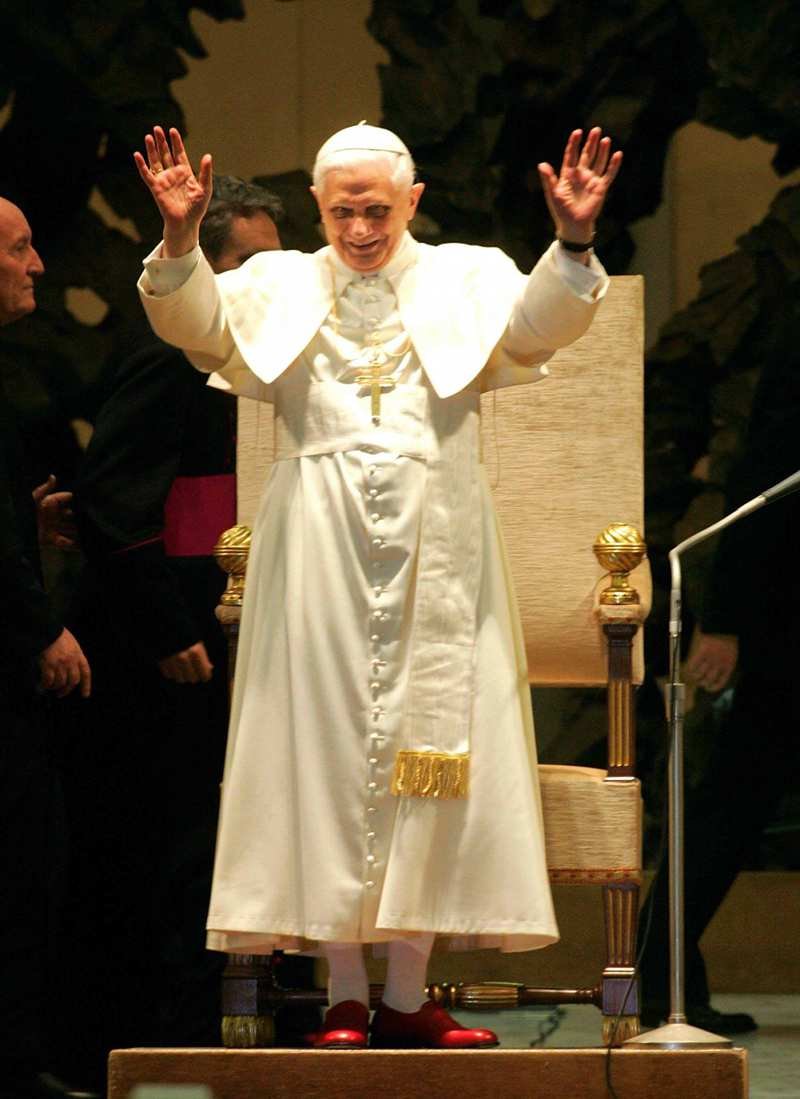 Benedykt XVI podczas spotkania z dziennikarzami w Rzymie w kwietniu 2005 roku.