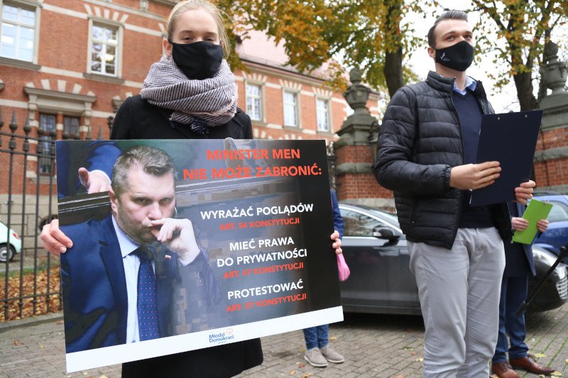 Młodzi Demokraci protestują przed Zachodniopomorskim Kuratorium Oświaty.