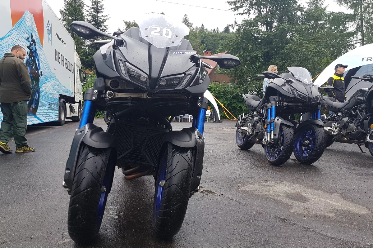 Futurystyczny kształt motocykla to nie tylko fanaberia inżynierów. To także obietnica ponadprzeciętnych własności jezdnych.