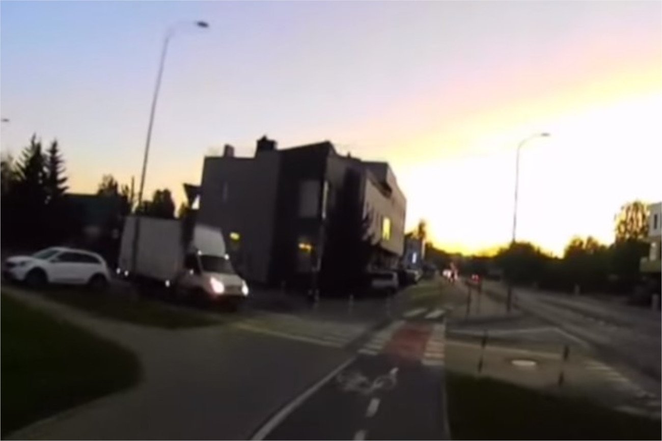 Czy na tym filmie rowerzysta miał pierwszeństwo?