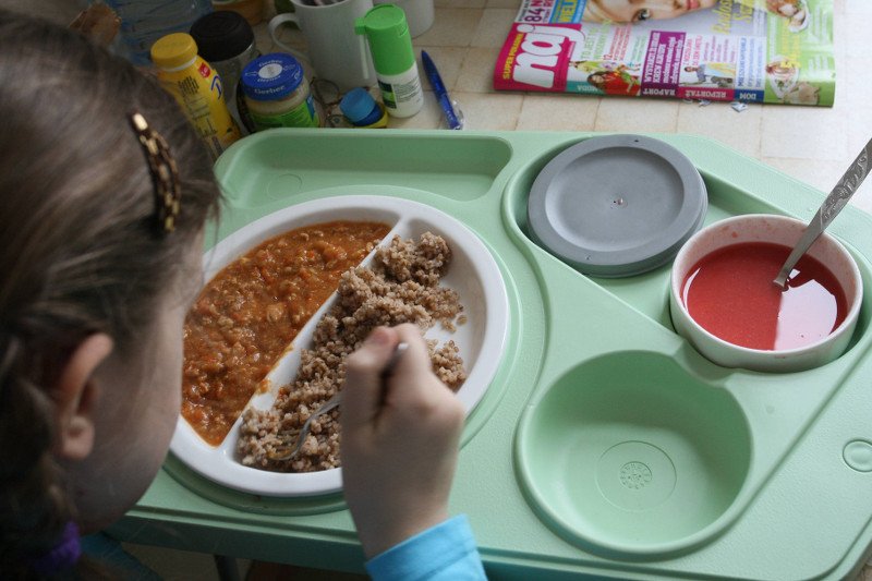 Resort zdrowia odpowiedział Rzecznikowi Praw Obywatelskich, że to dyrekcje szpitali odpowiadają za to, co jedzą pacjenci. RPO obiecuje, że w tej sprawie nie odpuści i będzie się domagał ustalenia minimalnych stawek żywieniowych w szpitalach.