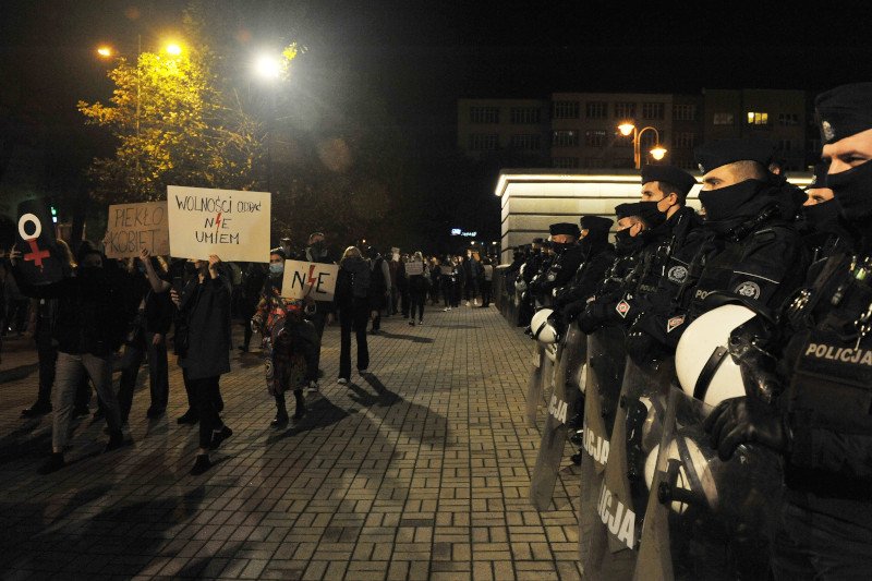Protest przed katedrą w Katowicach.