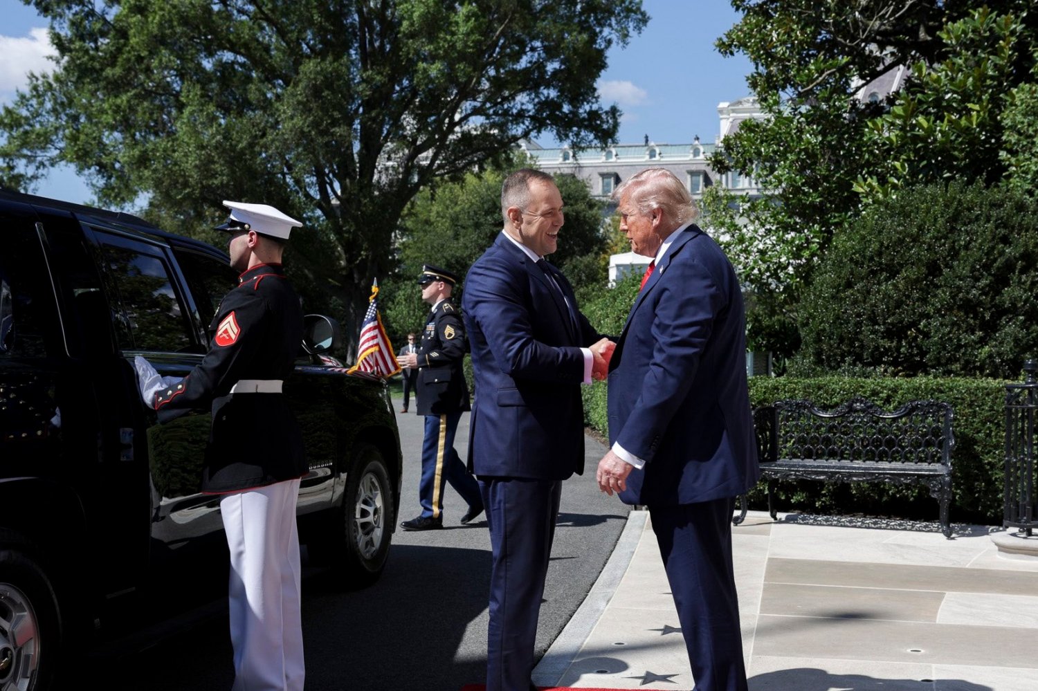 Nawrocki długo musiał czekać na Trumpa. Tak go przywitał prezydent USA