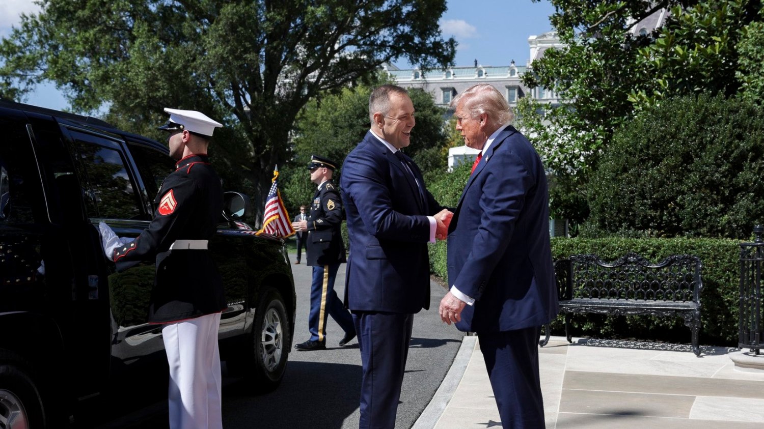 Nawrocki długo musiał czekać na Trumpa. Tak go przywitał prezydent USA