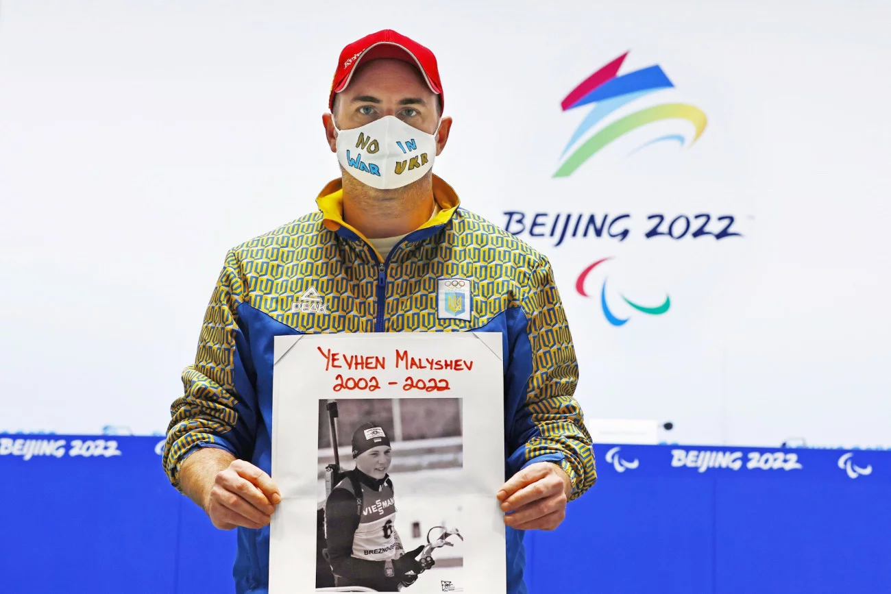 Lee Reaney, dziennikarz "Kyiv Post" ze zdjęciem zabitego podczas wojny w Ukrainie biathlonisty Jewhena Małyszewa.