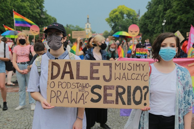 PiS poparło petycję, która chce dodać ważne dla osób LGBT poprawki w kodeksie karnym.