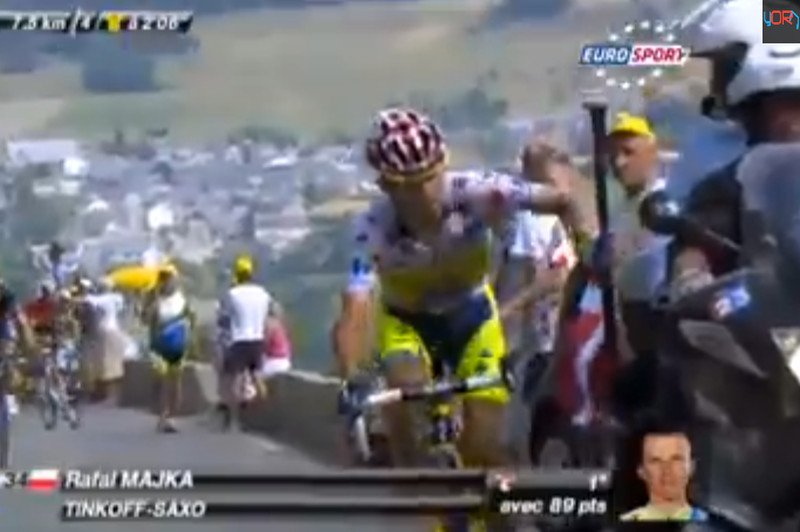 Rafał Majka dostanie karę? Odepchnął się od motocykla i puścił oczko do kamery