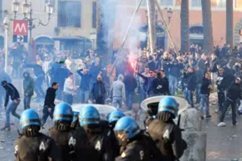 Pseudokibice z Rotterdamu opanowali wczoraj Rzym. Na ulicach trwała regularna bitwa.