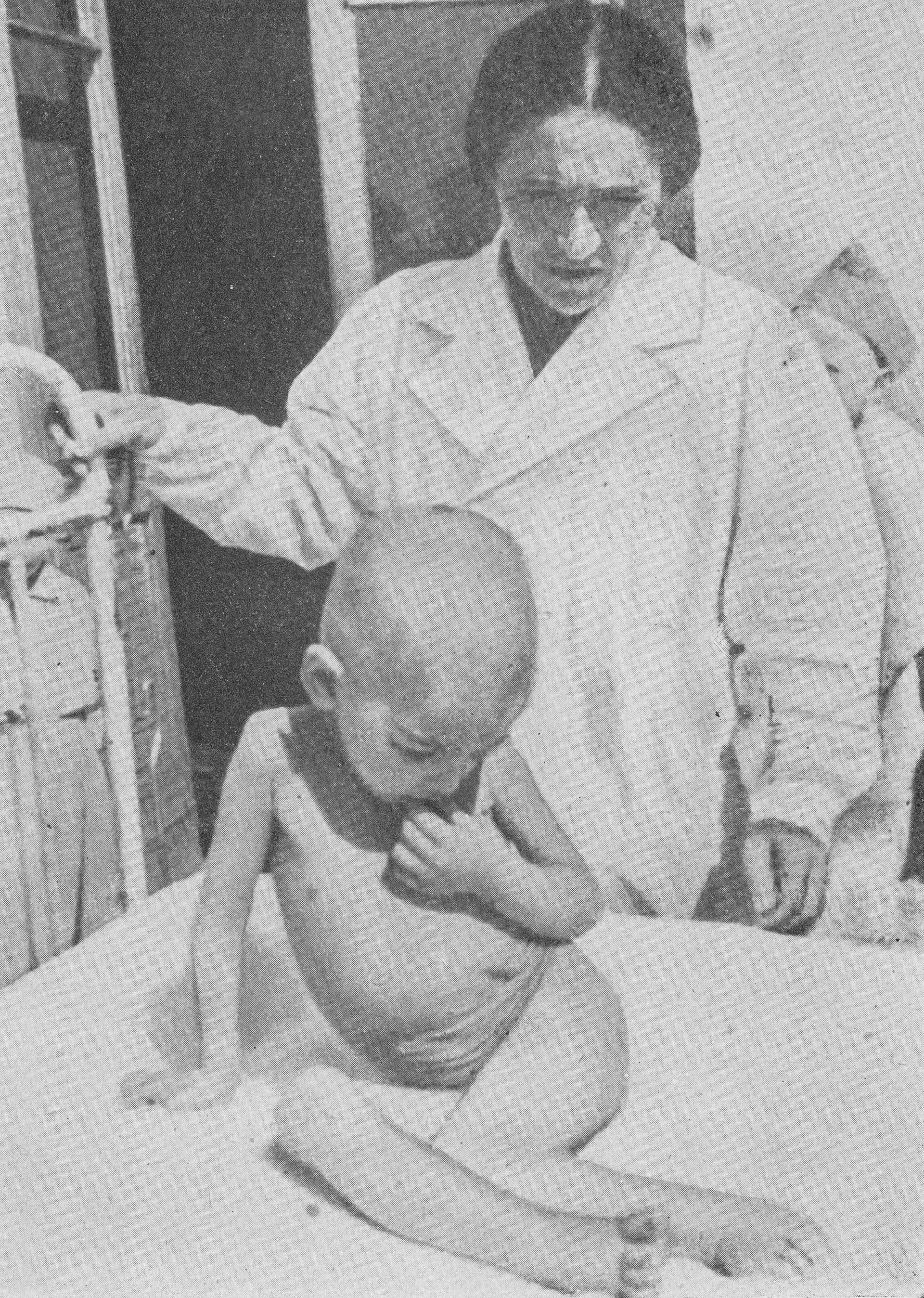 Anna Braude-Hellerowa. Jedna z fotografii dokumentujących badania kliniczne nad głodem przeprowadzonych w 1942 w getcie warszawskim.