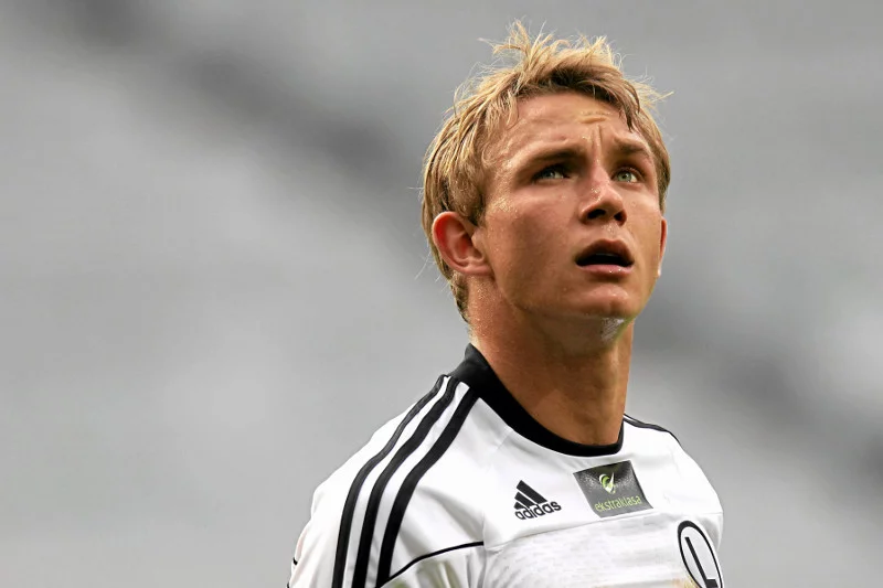 Kuba Rzeźniczak - wychowanek Widzewa, który całą seniorską karierę spędził w Legii. Jak sam mówi czuje się bardziej związany z Warszawą i Legią niż Widzewem