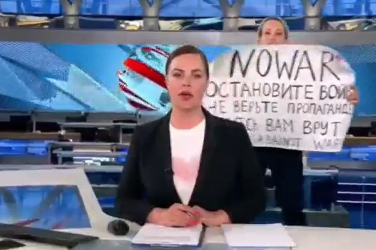 Marina Owsiannikowa pokazała tabliczkę "No war" podczas "Wiadomości" w rosyjskiej telewizji.