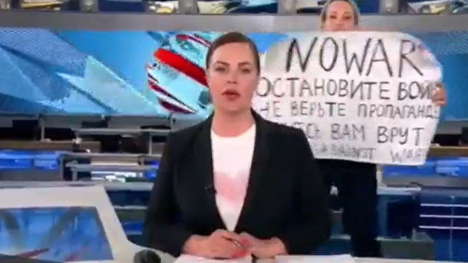 Marina Owsiannikowa pokazała tabliczkę "No war" podczas "Wiadomości" w rosyjskiej telewizji.