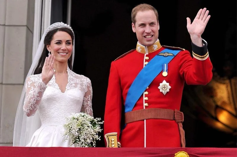 Kate i William pozdrawiają zgromadzony tłum z balkonu pałacu Buckingham.
