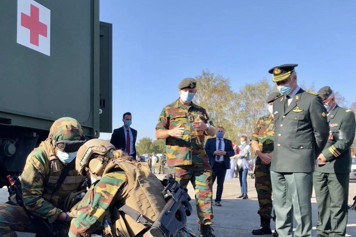 Król Belgii sam ma wiele odznaczeń wojskowych.