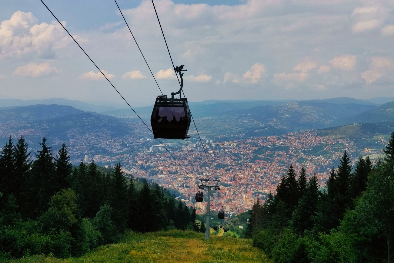 Widok ze wzgórza Trebević na Sarajewo