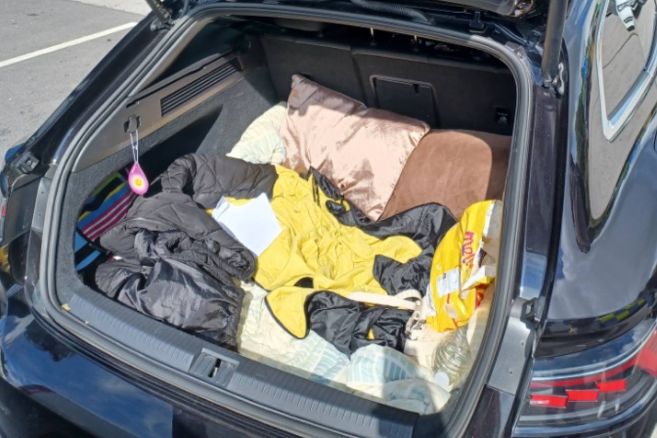 Policjanci zatrzymali samochód rodziny na wakacjach. Dzieci w bagażniku